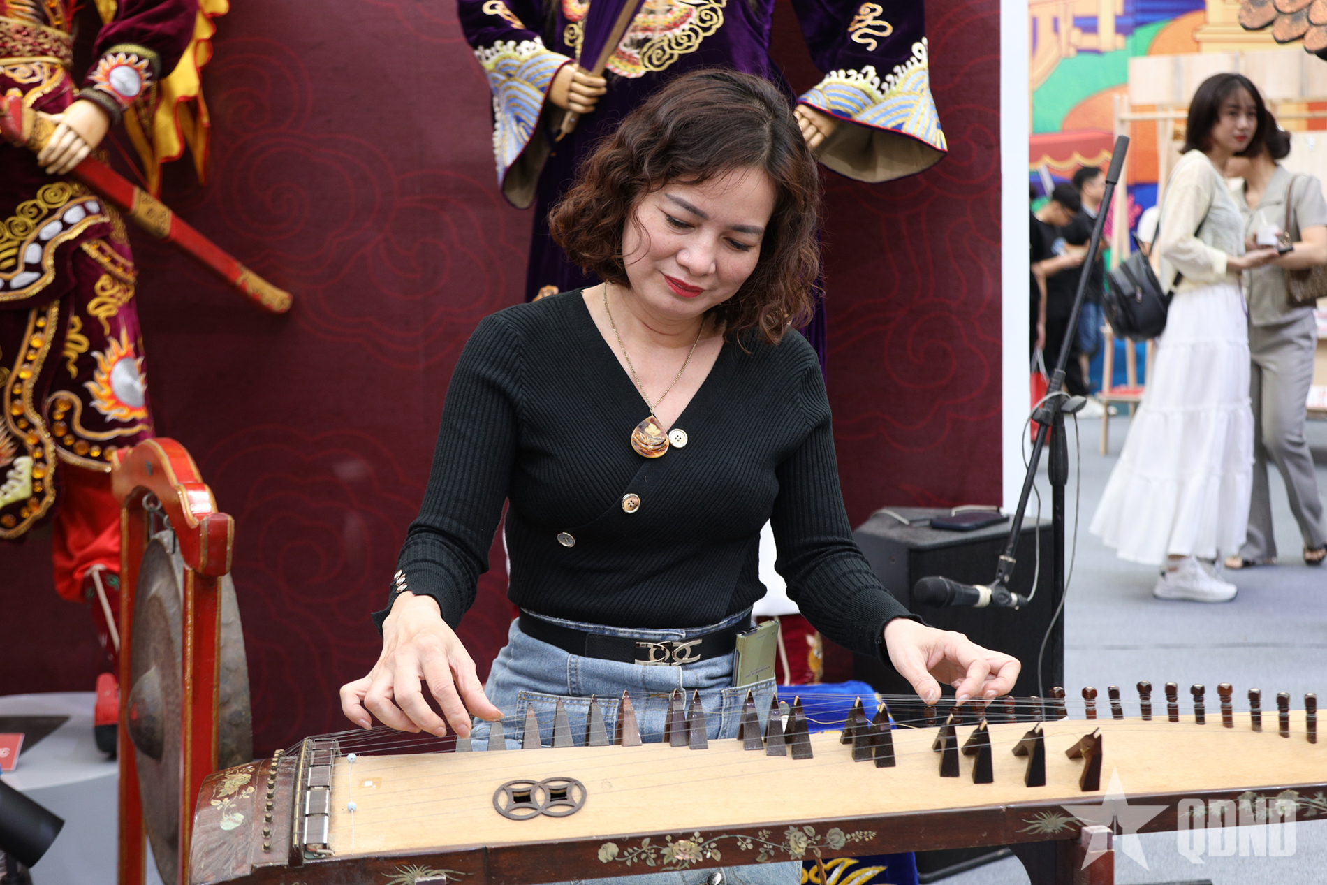 Sắc màu nghệ thuật truyền thống trong không gian trưng bày tại Hội chợ mùa Thu 2025